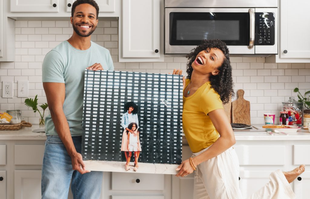 Happy couple with their Fracture glass prints