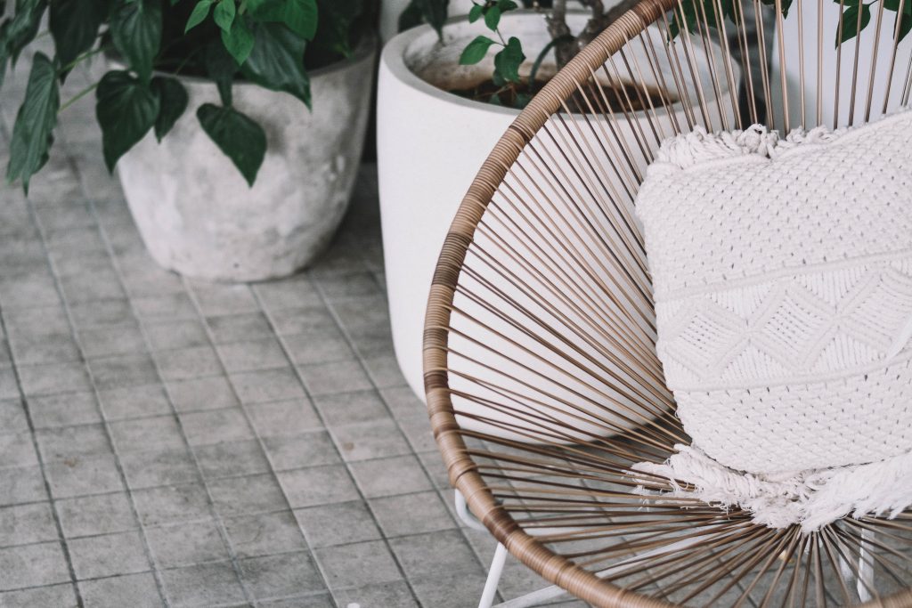 Sprinkle rattan pieces to enhance your spring decor