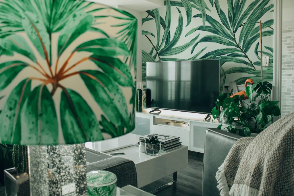 Tropic wallpaper behind TV with tropical accents